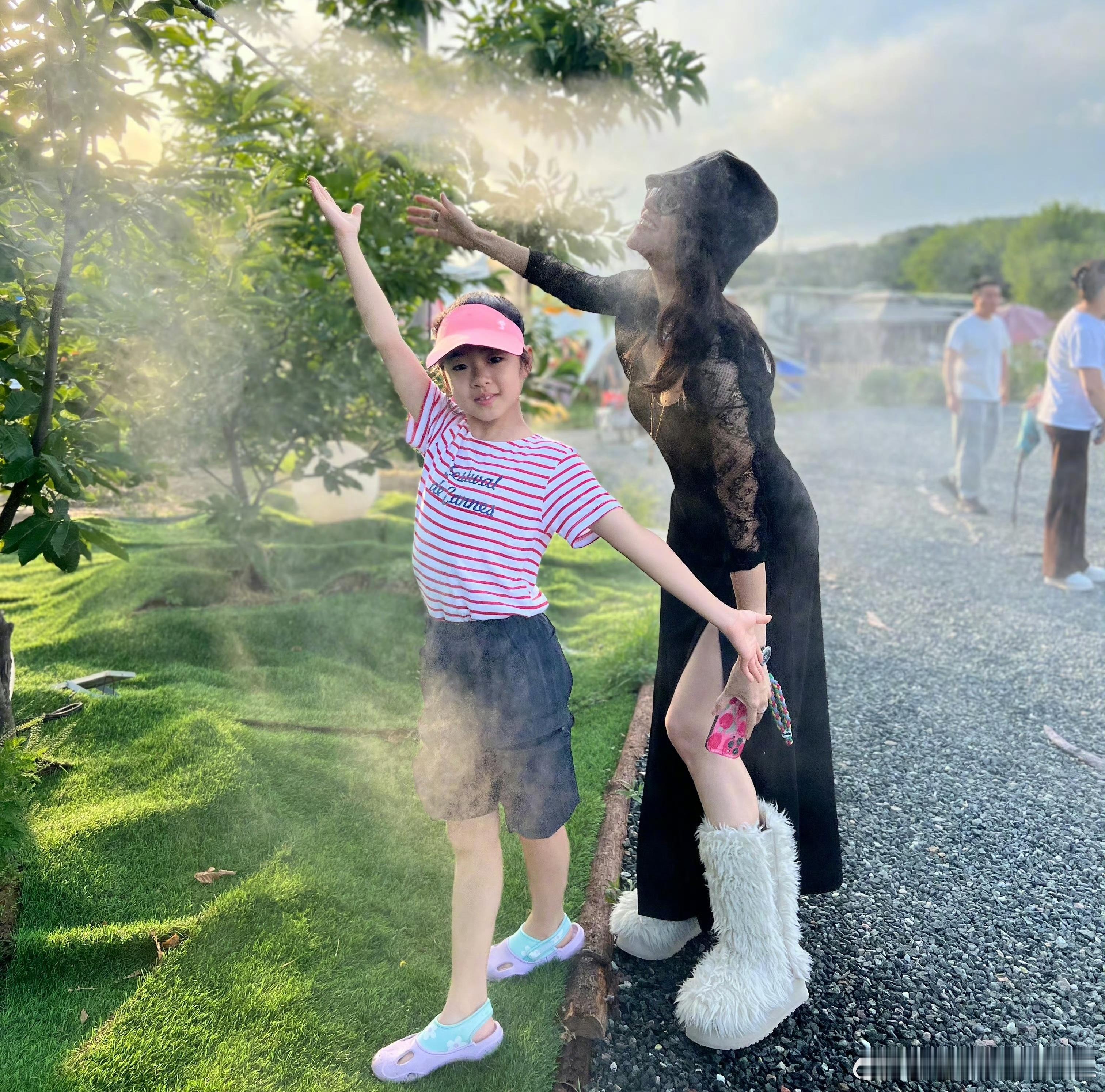 章子怡带儿子女儿出游，母女俩合照秀美腿，大热天穿棉鞋引热议。 ​​​