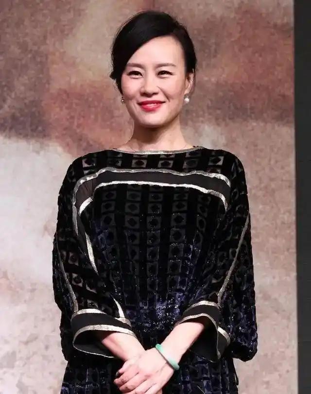 邬君梅身上的这款黑色连衣裙版型极为正点，只是圆领的款式使得束缚感略强，要是能换成