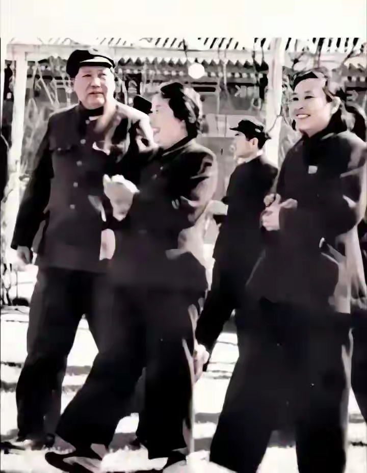 谁认得毛主席身边这两位笑盈盈的女士？皆是踏过长征的巾帼英雄 