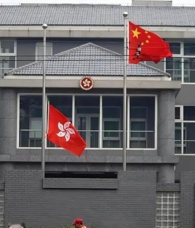 想不明白，香港既不向中央纳税，又没有中央财政拨款，还不发地方债，钱到底从哪里来？
