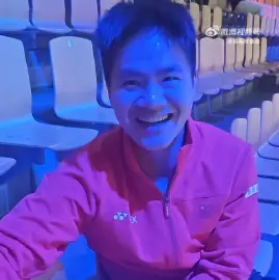 这完全未成年啊，这张脸哪里是成年人了？小孩一个！ 