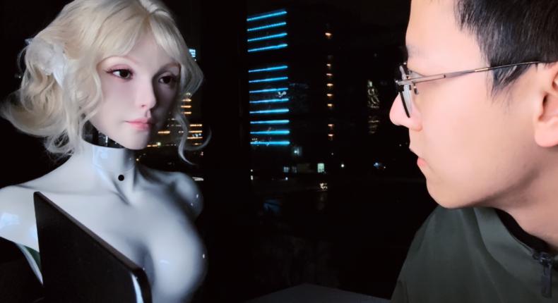 科技现在玩得越来越大，Origin F1机器人头直接把表情难题给解决了，生气开心