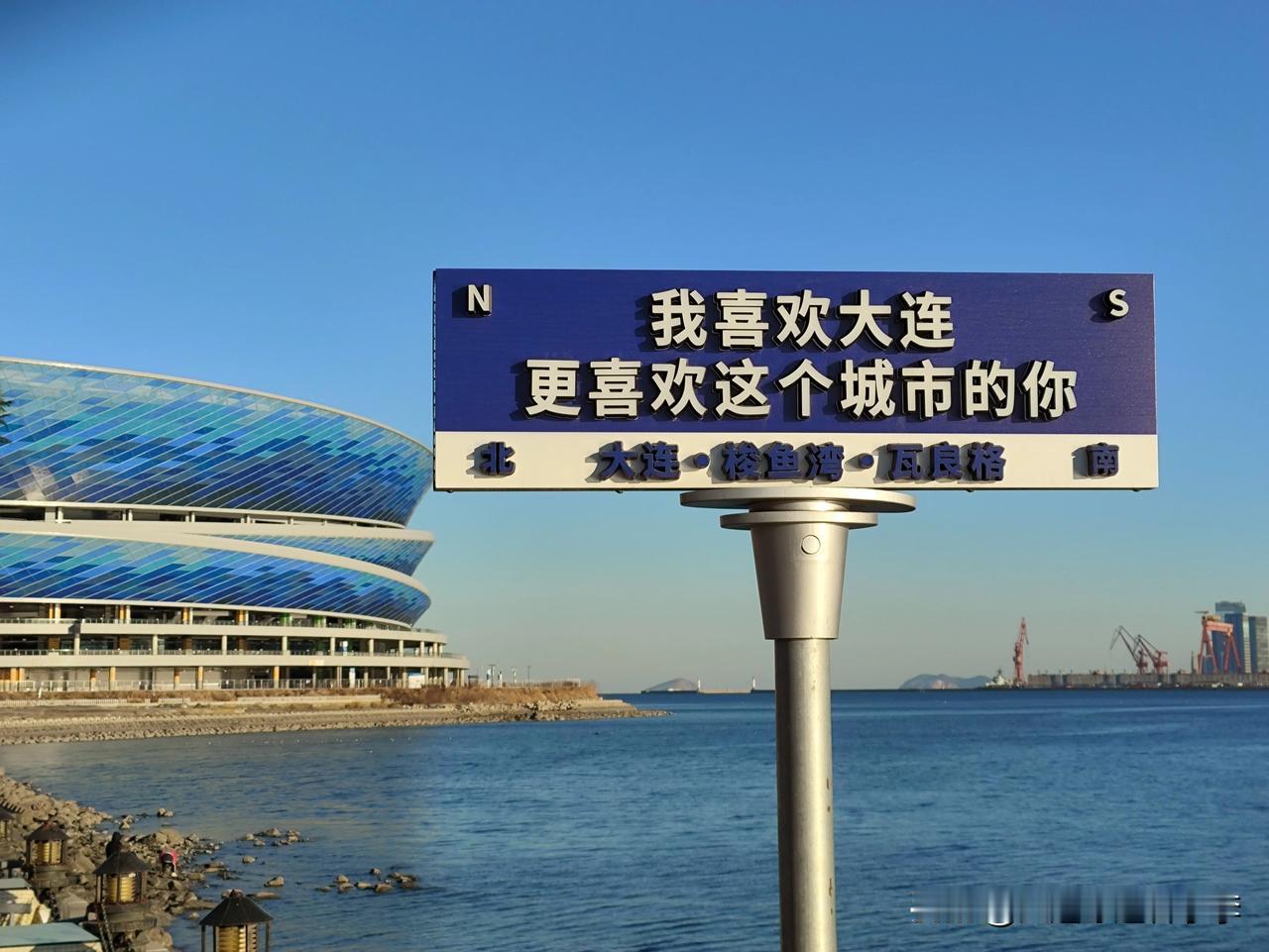 昨天在钻石湾跑步，拍了几张照片，天很蓝海很蓝、梭鱼湾足球场也很蓝，拍出的照片也挺