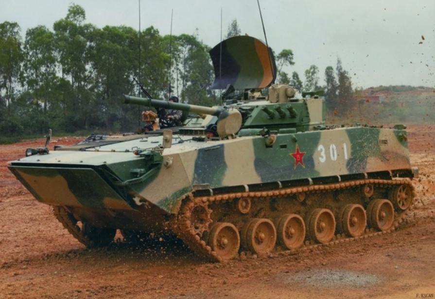 ZBD-04A步兵战车：履带式步兵战车，具有两栖能力，水上航速25km/h，装备