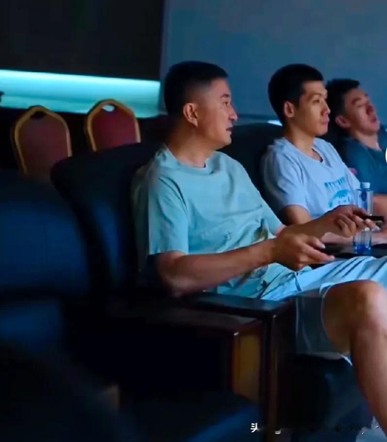 杜锋带领留守驻地球员观看奥运篮球比赛，德国对阵希腊男篮比赛，感慨颇多，手舞足蹈，