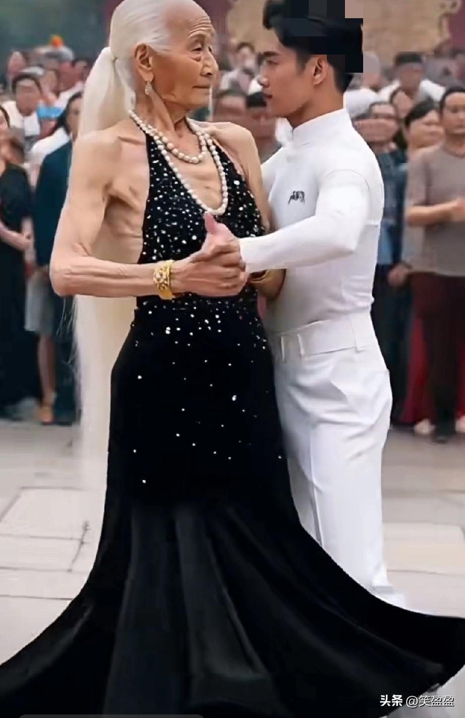 孙子每天陪奶奶跳舞
奶奶身体硬朗，笑容慈祥，孙子活泼可爱，一老一小同框跳舞，太治