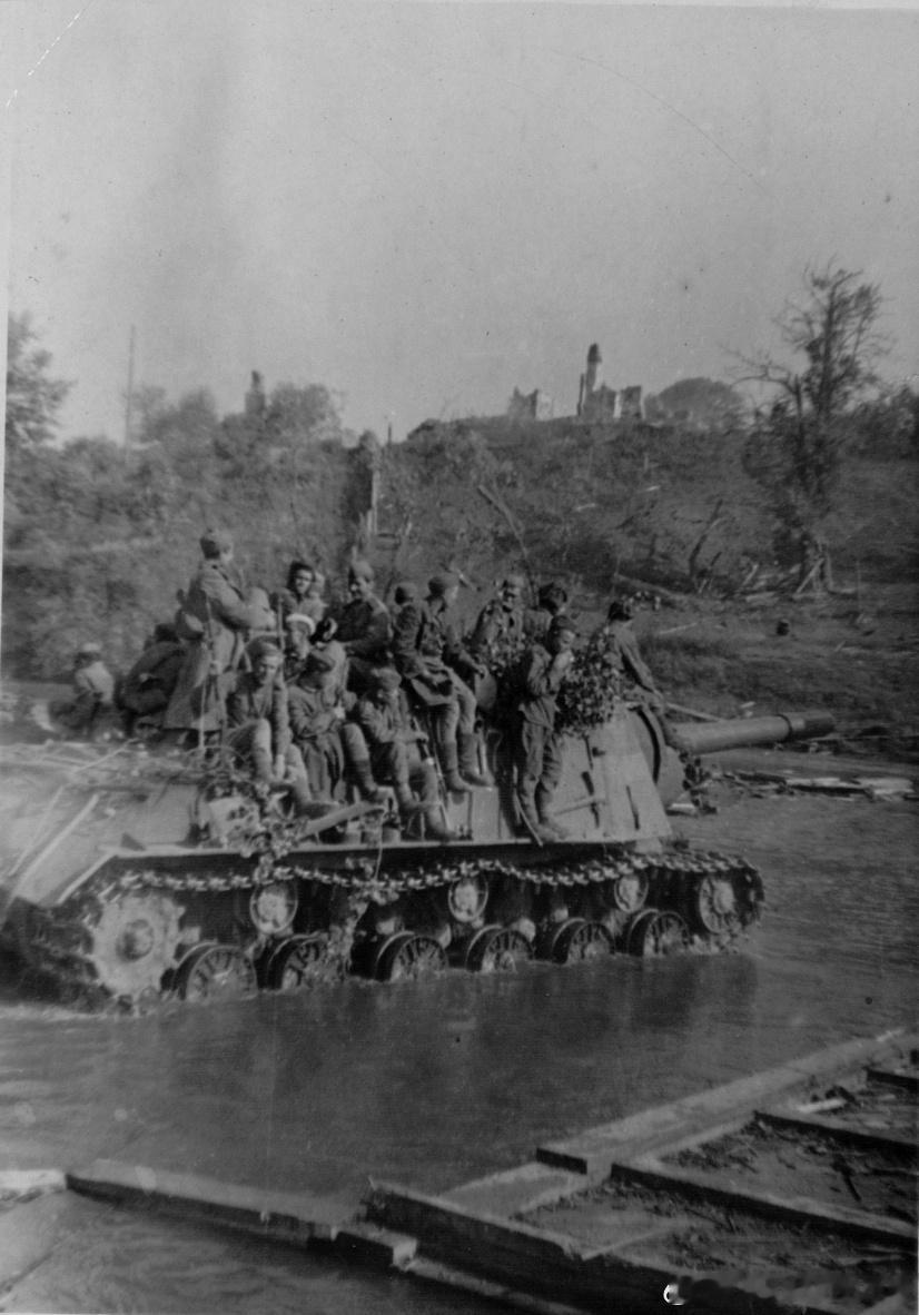 1944年7月5日苏军近卫重型自行火炮第333团的ИСУ-152在维捷布斯克州波