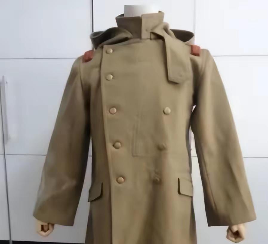 1939年11月初，杨成武盯着眼前一件带血的黄呢子大衣，眼神比深秋的寒风还要冷。