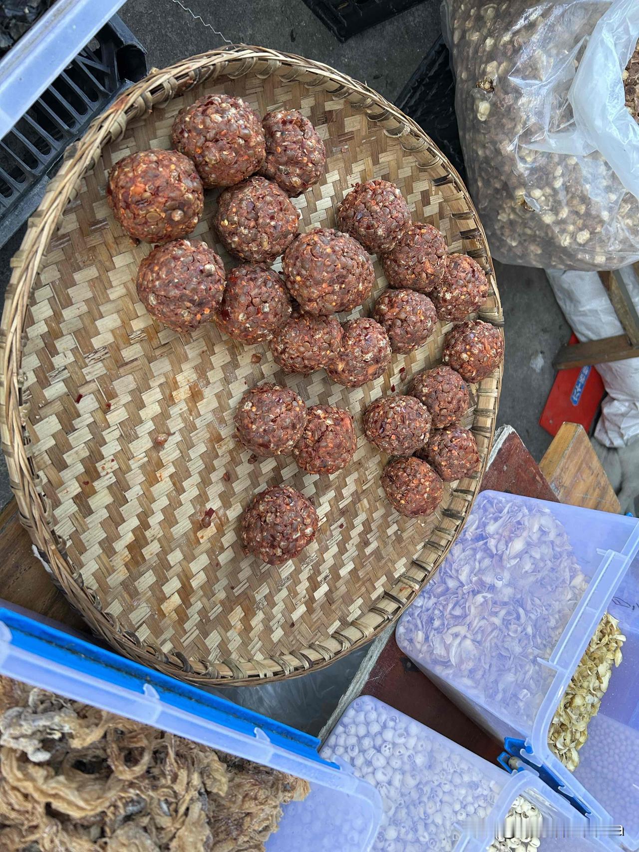 住在成都以北的葛仙山风景区

一大早6点半，山里的早市可热闹啊！

菜啊、肉啊、