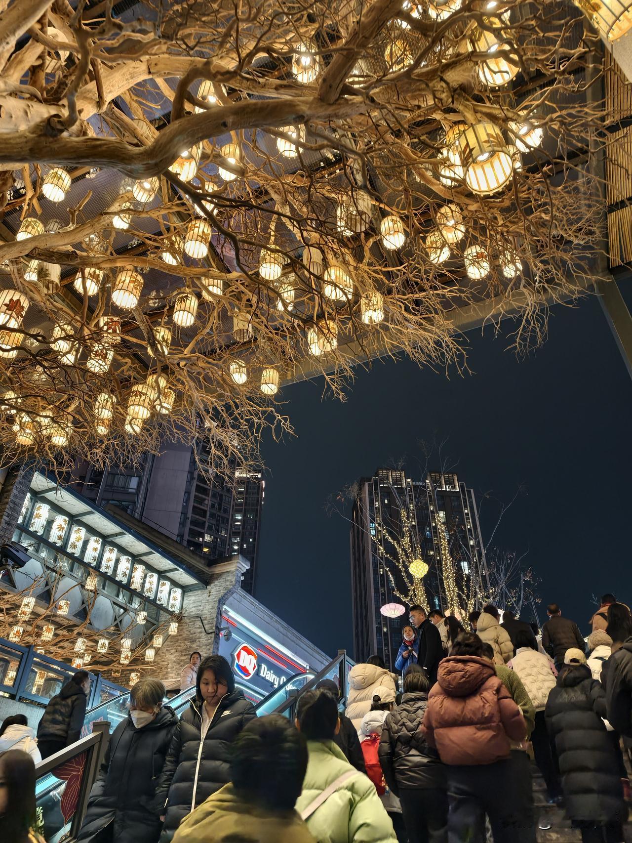 说句实话，你们觉得今年的重庆长嘉汇弹子石老街的灯会到底好不好看，和去年和前年比起