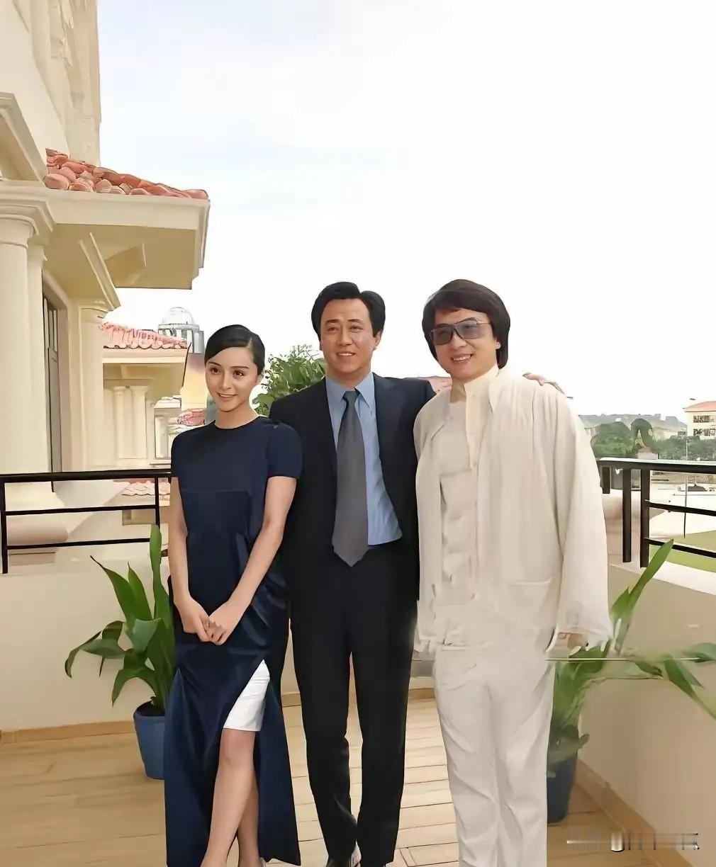许家印跟成龙合照，现在再翻出这张照片，会觉得时过境迁，当年的许家印是可以搂成龙肩