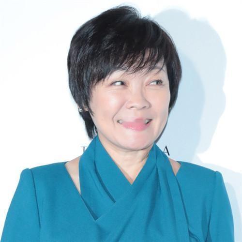安倍估计得气得从棺材里蹦出来。真的。自从安倍走了以后，他老婆安倍昭惠，日子过得那
