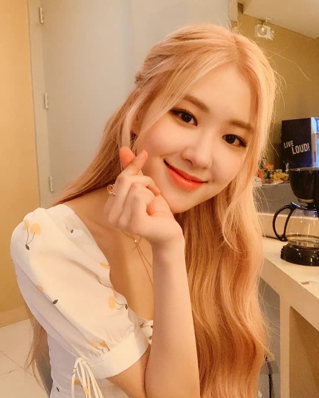 ROSÉ朴彩英仲夏甜芒 🌹朴彩英亚女一 玫瑰之所以是玫瑰，是风与光的眷顾，更是