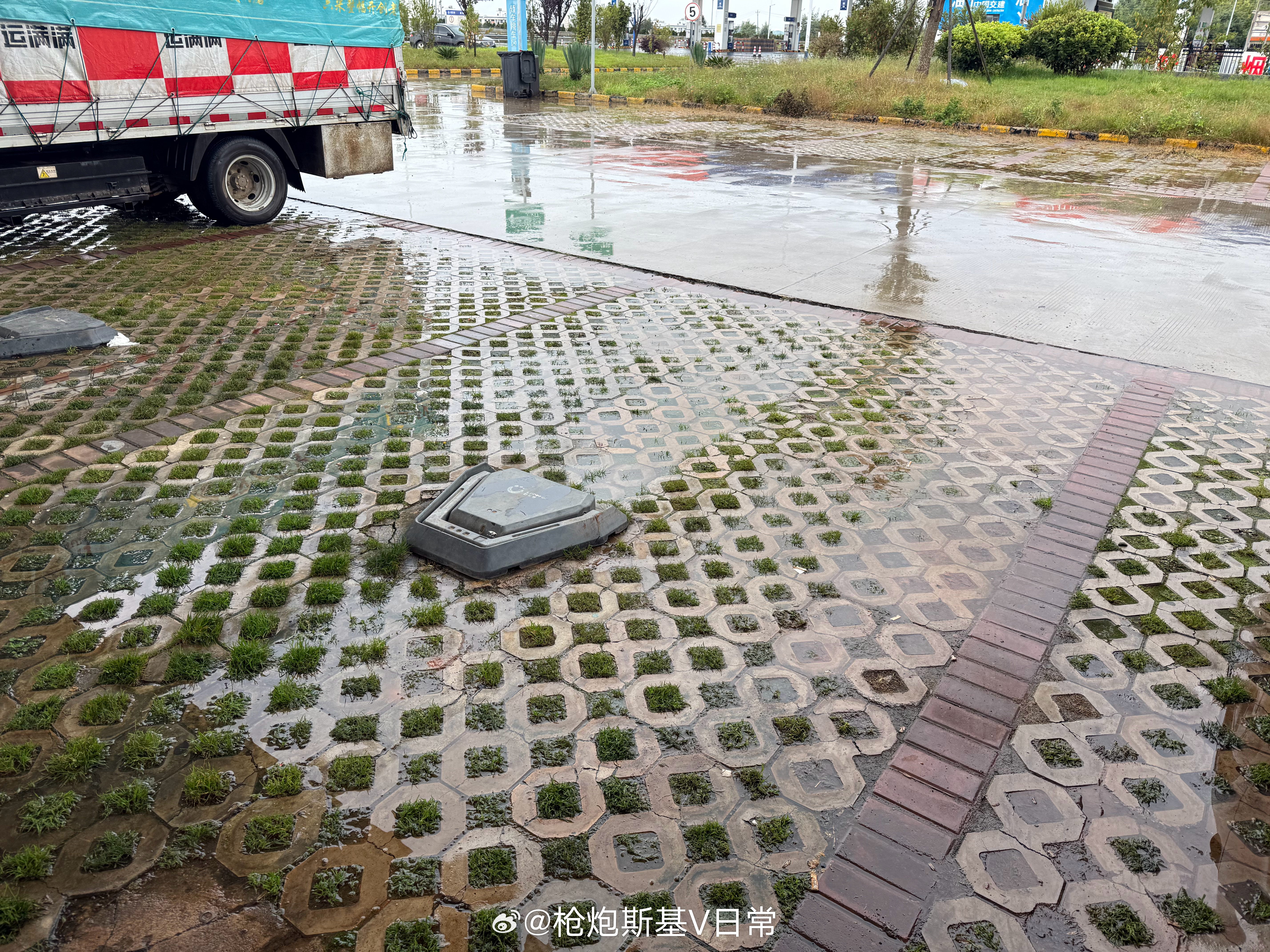 充电停车位这样修下雨天可太不友好了啊[笑cry][笑cry]，一踩就是一脚水哦，