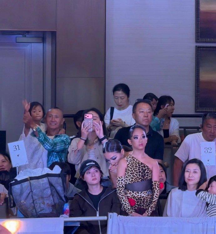 儿子摩登比赛偶遇孙俪和小花陪儿子参加摩登比赛偶遇明星，孙俪小花就站不远处，气质真