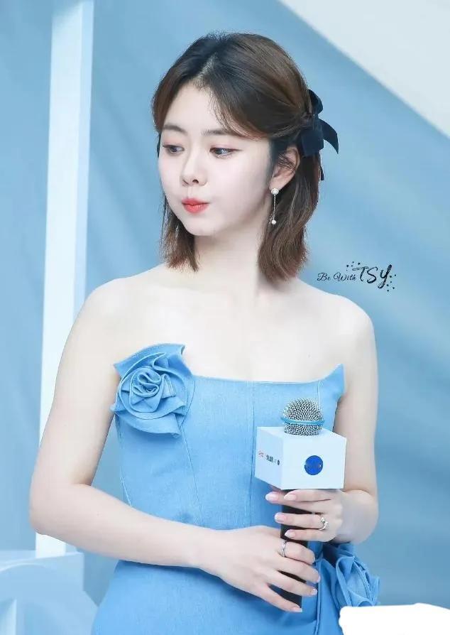 谭松韵一身淡蓝色裙子，真的好美，调皮又可爱。
