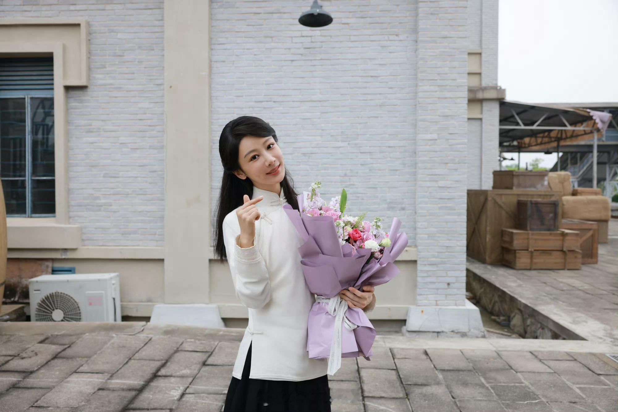 杨紫玉兰花开君再来官宣杀青（感觉拍了好久啊） 杨紫拍戏压力大到杀青后还在做噩梦 
