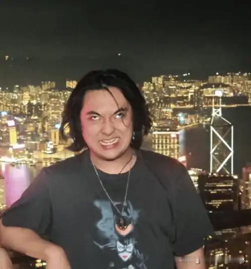 费曼比起小时候可爱帅气的样子，现在长大了确实不怎么好看，不仅胖了，他自己不怎么打