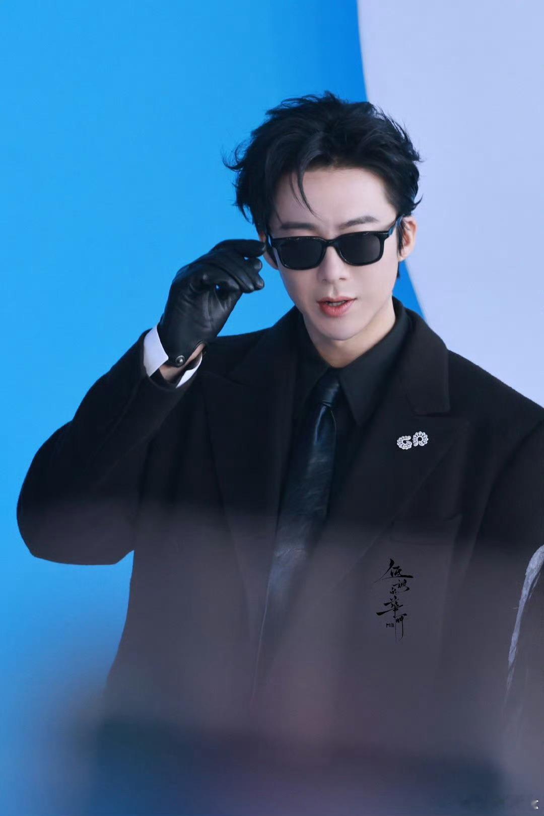 刘宇宁往那一站神图有了  刘宇宁黑大衣罩身显松弛贵气，紫裤撞色吸睛，搭黑手套墨镜