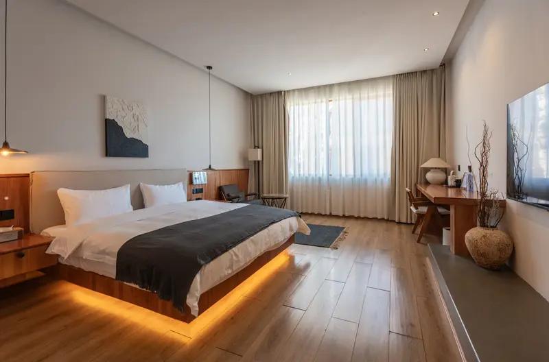 10月14日广东珠海，女子称民宿住一晚后摸到枕头有粪便，闻后确定是人的大便，涉事