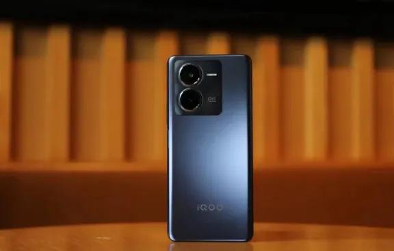 千元机市场激战正酣，iQOO Z9x以超卓性价比脱颖而出！这款新机不仅耐用性、性