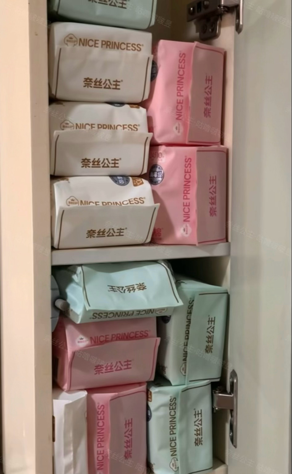 满满的安全感卫生间小角落里堆放的奈丝公主卫生巾，不必再因为突如其来的经期手足无措