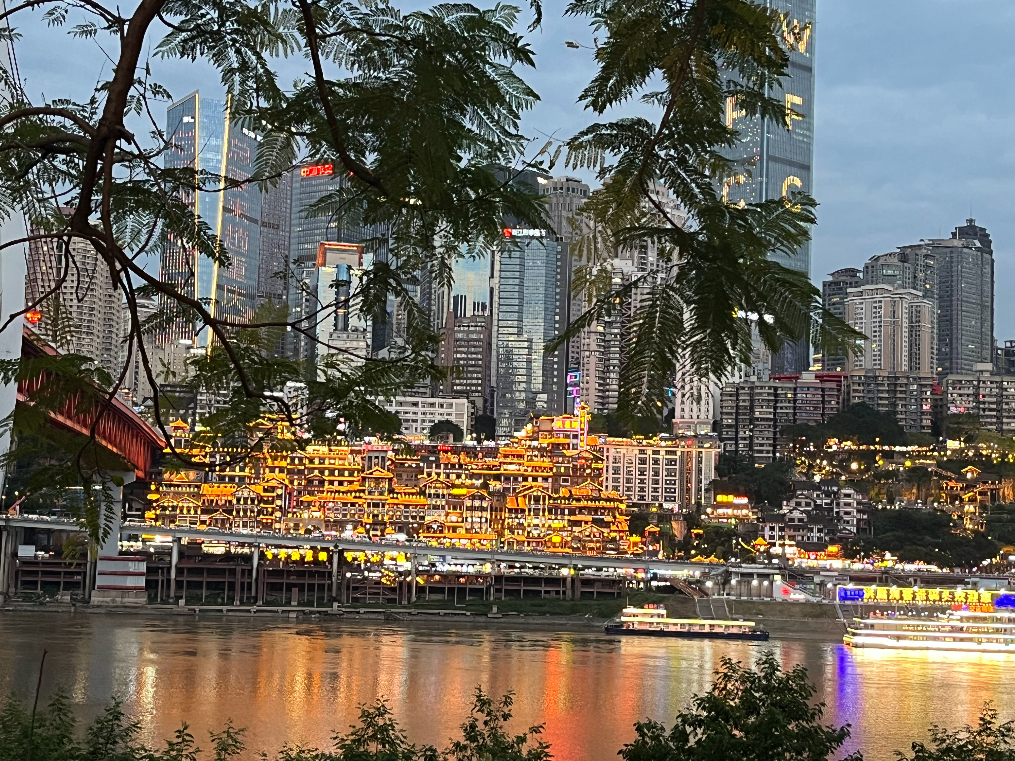 每日一句走心语录  深夜的灯光很轻，却能把整个人间的重量，温柔地挡在窗外。