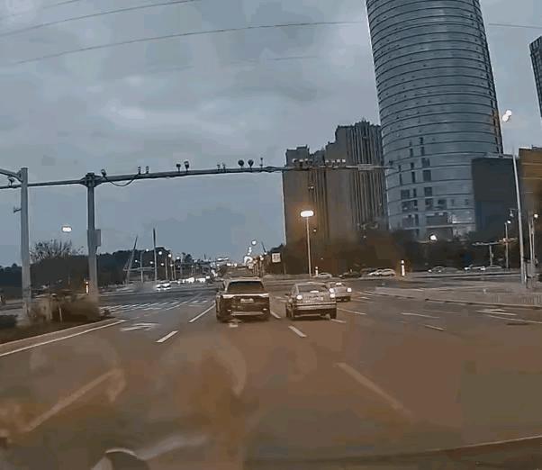 问界车主一发狠
什么安全都可以抛之脑后
这不一生气直接带着M9到河里洗澡了
这种