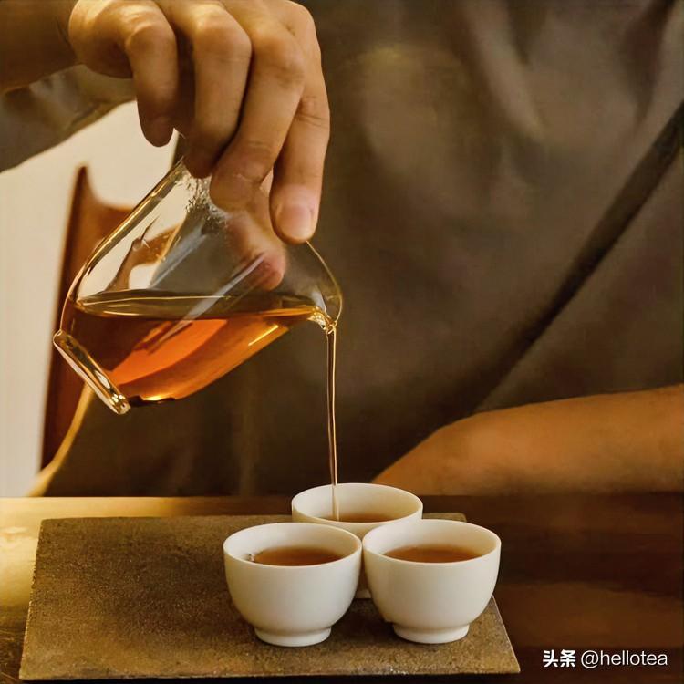 《知足乐府体》
青瓷盏，沸水旋，叶浮沉，意千般。
不求满，但求安，半痕清，即道筵