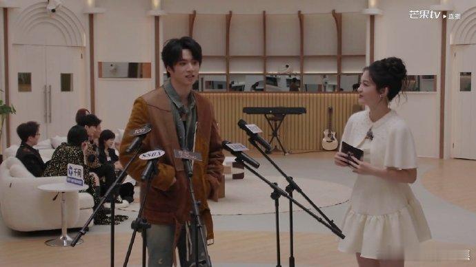 刘耀文回应音综首秀 刘耀文《声生不息宝岛季2》直播回应音综首秀，说不紧张肯定是假