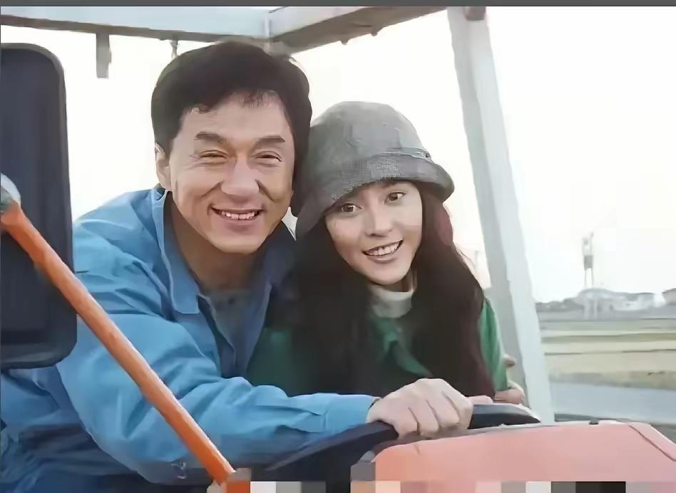 成龙早期和女演员的合影
说实话
成龙颜值还是不差的
虽然他走的是糙汉路线[呲牙]