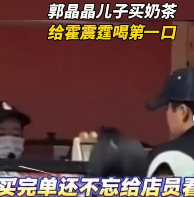 12月25日，广州南沙街头网友偶遇郭晶晶、霍启刚一家六口逛街，79岁的霍震霆也在