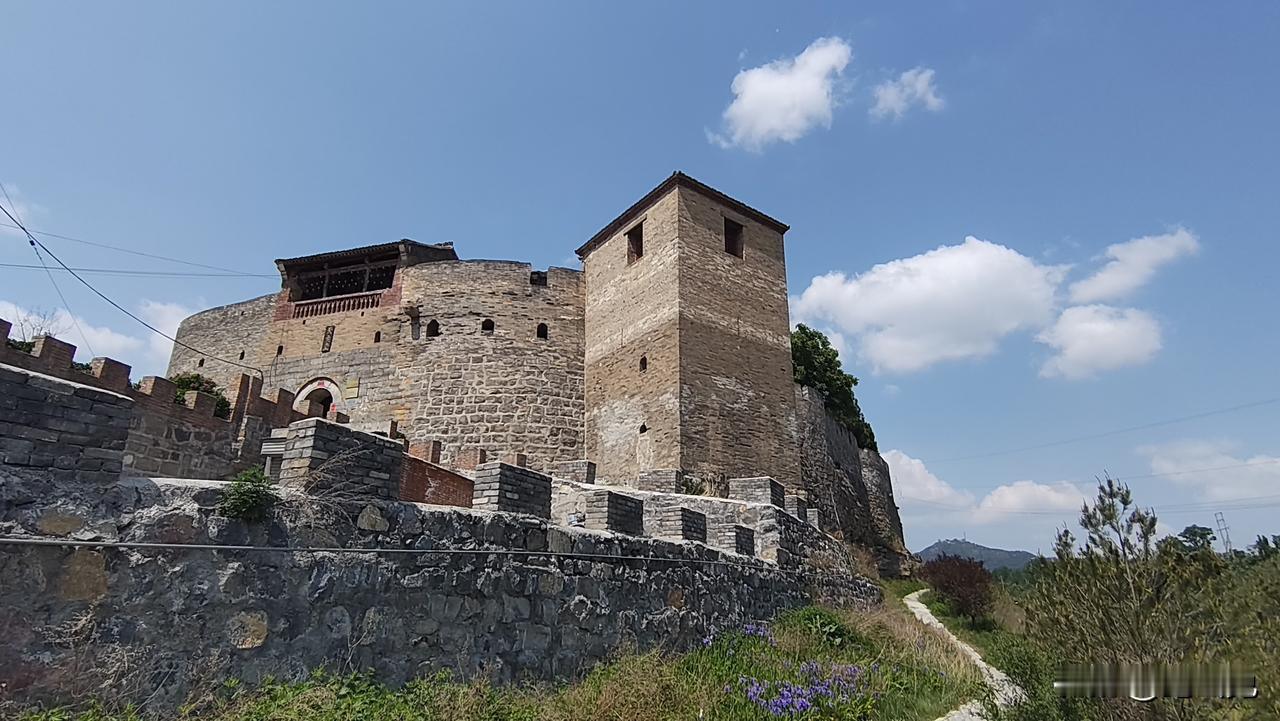 山西晋城市泽州小寨玫瑰圣母堂（小寨天主堂），坐落于大箕镇巨型磐石之上，为全国唯一