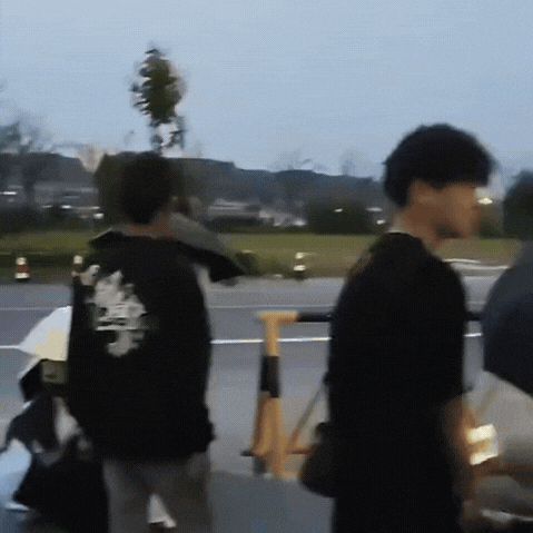 “万万没想到”

学生不过点个外卖，保安居然抄起棍子就追，人家都掏手机报警了，他