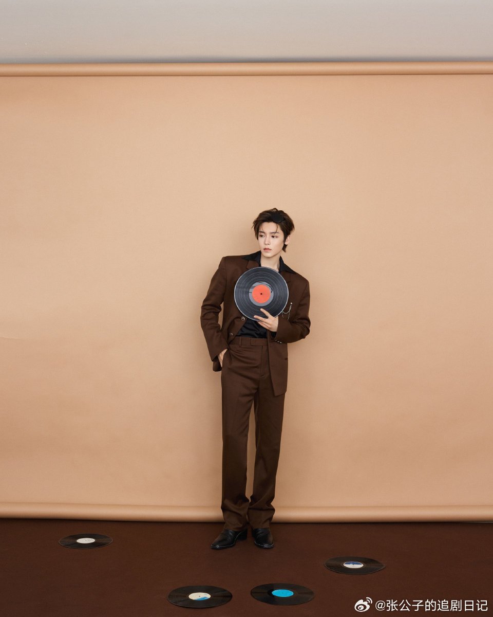 侯明昊工作室新鲜美图来袭，颜值与气质双在线，氛围感直接拉满。坐等哥哥新作品开播 