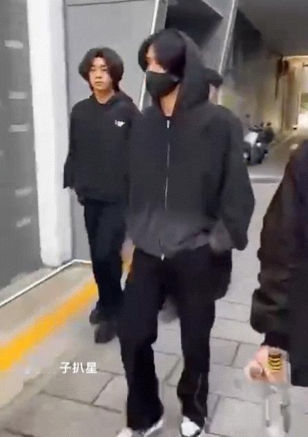 #打手机#刘耀文再一次做了自己的韩雨辰！！！而且拍的只是手机 并没有动手什么的！