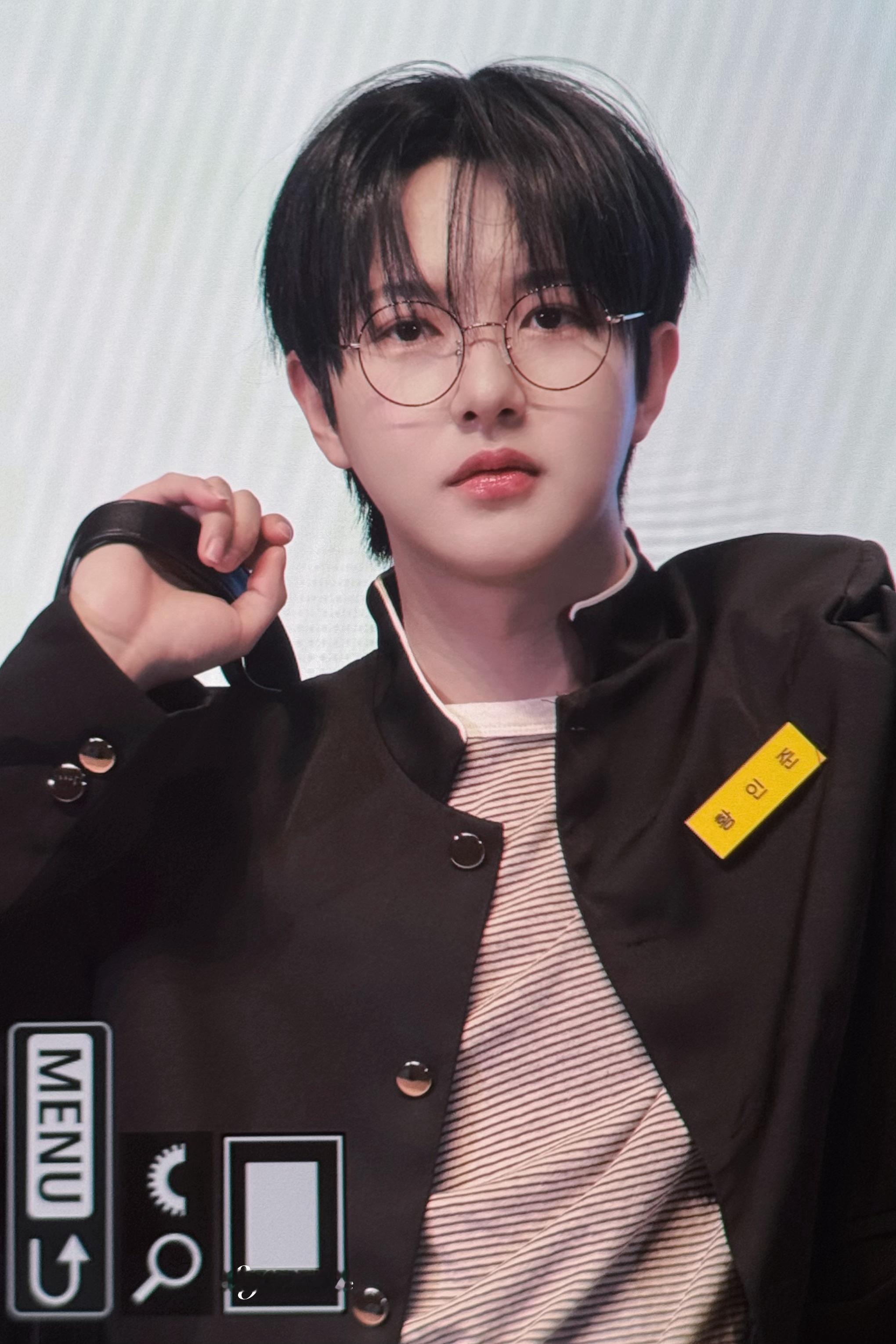 黄仁俊[超话]   hrj  黄仁俊  💫学生会学长！！ 