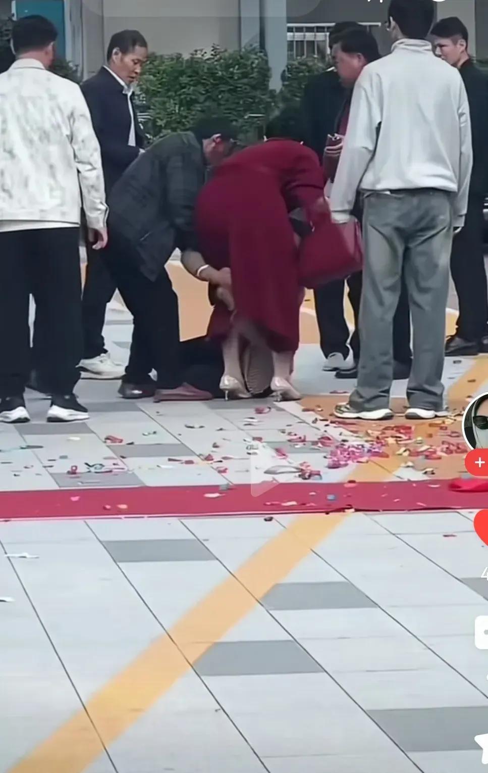 这不能不引起公愤。

   欠人400多万，还给儿子结婚买车买房，自己打扮的皇后