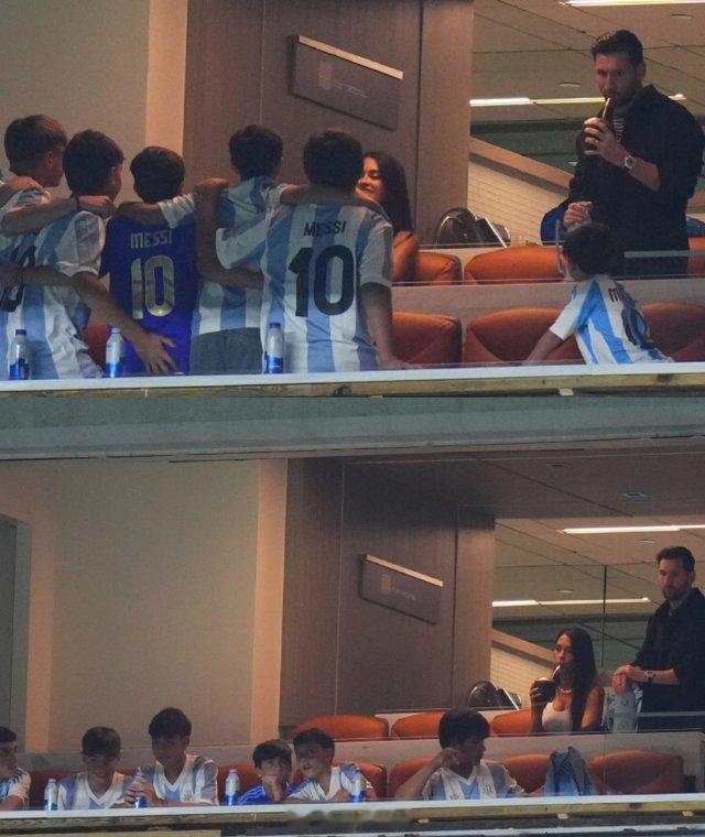 ⚽🇦🇷 梅西一家来到迈阿密硬石体育场，为阿根廷国家队对阵委内瑞拉的比赛加油助