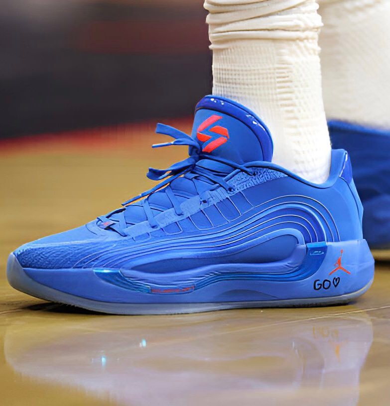 77今天的球鞋上写着——“GO ❤️”Gabriela + Olivia球鞋很潮