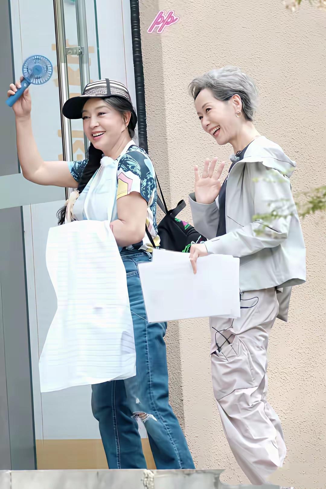 家人们，我必须得跟你们唠唠这超炸的场面！74 岁的刘晓庆和 62 岁的叶童同框，