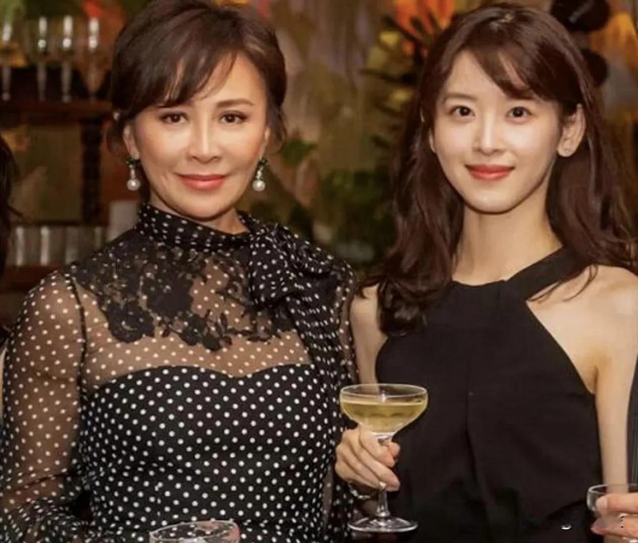 章泽天毕竟不是专业的访谈主持人，看得出她这次做访谈节目也是想要做一些事情的。
