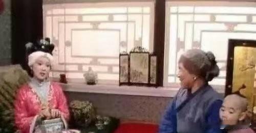 你根本不知凤姐善待刘姥姥的真实隐情。王熙凤一辈子善待的人有限，而刘姥姥算得上是最