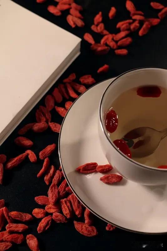 中老年养生记住八句话！
 
1. 最好的医生是自己，最好的药物是时间，最好的心情