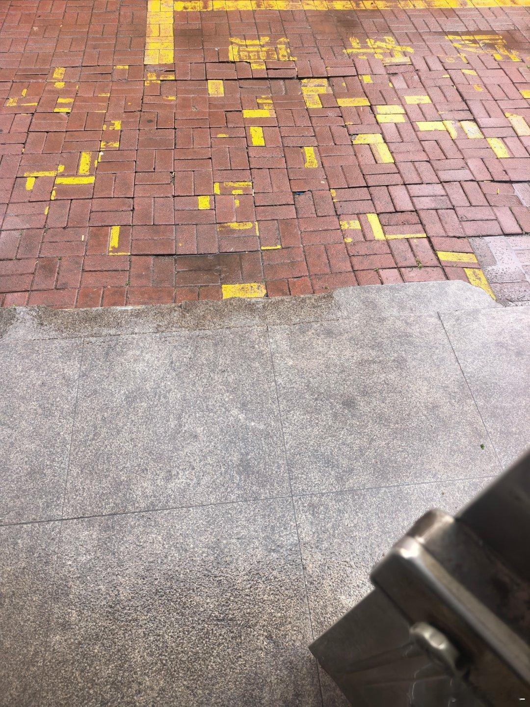 早，雨下大啦，避雨中 