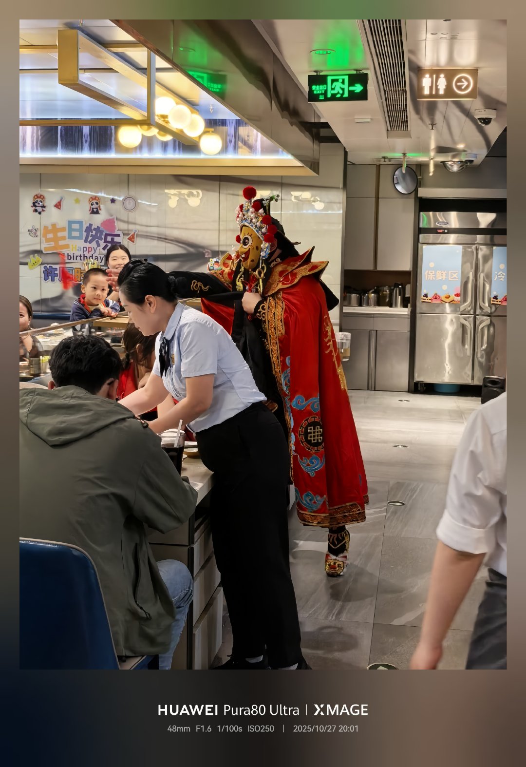 好久没在海底捞看过变脸了。刚才跟他石头剪刀布，从来没赢过。[允悲]吃完这一顿，开