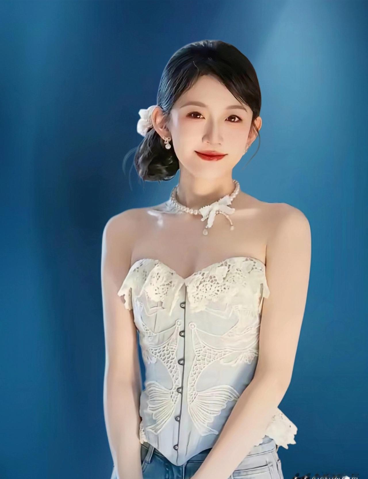 农女伸手挖野菜，十指镶着水钻美甲。
《千金谋》评分一夜暴跌，源头竟是韩雨桐指甲盖