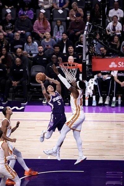 北京时间11月13日，NBA常规赛国王主场对阵老鹰，其中国王是背靠背第二场，拉文