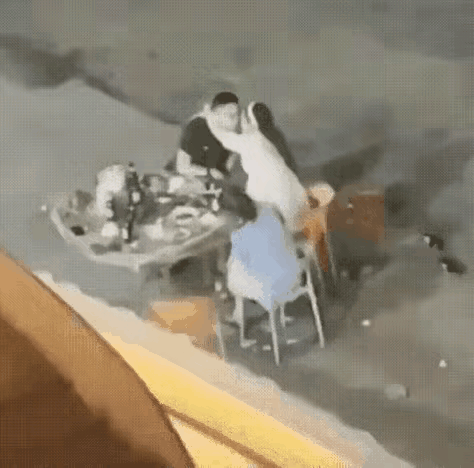 总感觉哪里不对？这到底是什么关系呀？白衣女吻男的时那男的是主动凑上去的，后又吻蓝