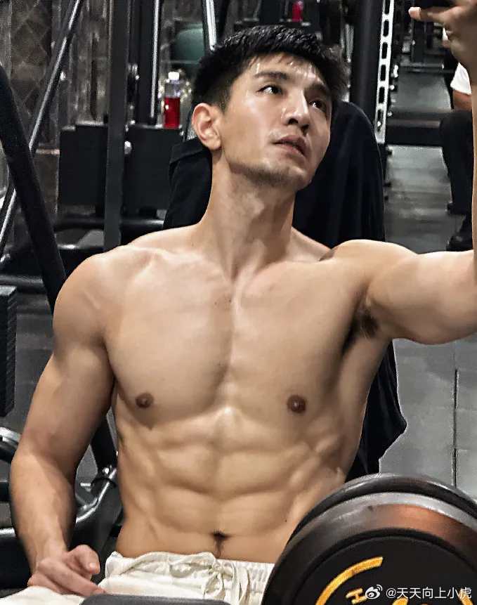金瀚超硬腹肌照，拍摄角度太gay，引热议！说起拍照角度特别有想法的明星，咱们先聊